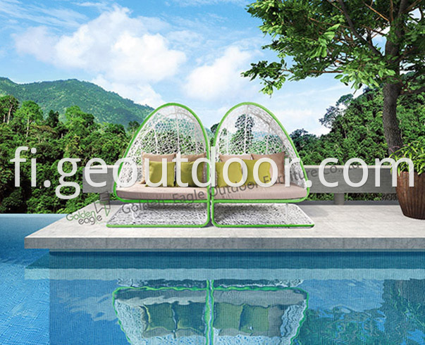 Outdoor garden wicker daybed